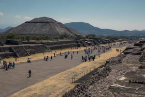 Afternoon crowds at Teotihuacan.